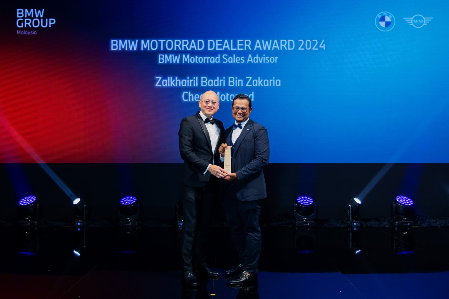 Zalkhairil Badri receiving the BMW Motorrad Dealer Award 2024 from BMW Group Malaysia